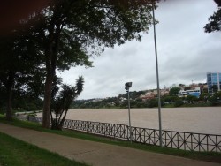 4 Avenida ao lado do lago.JPG